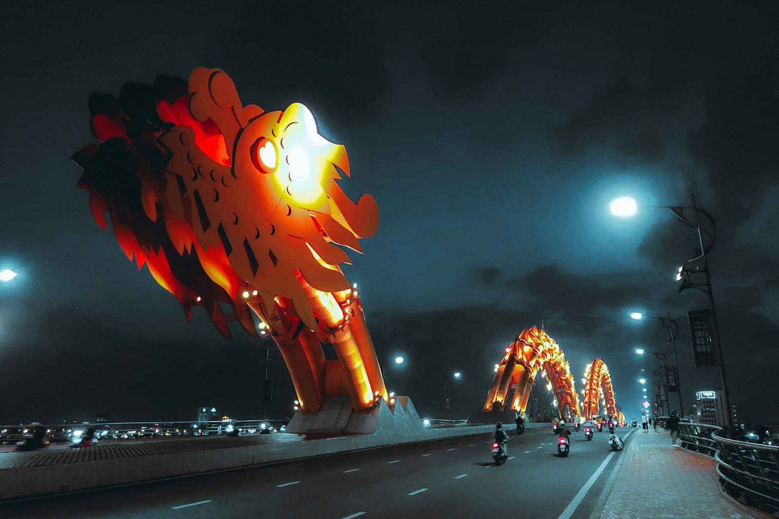Мост Дракона ночью в Дананге