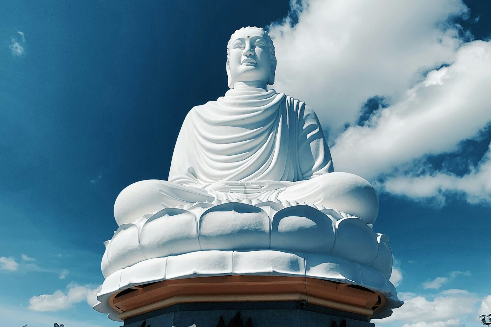 Большая статуя Будды на холме в Нячанге, Вьетнам, популярное туристическое место