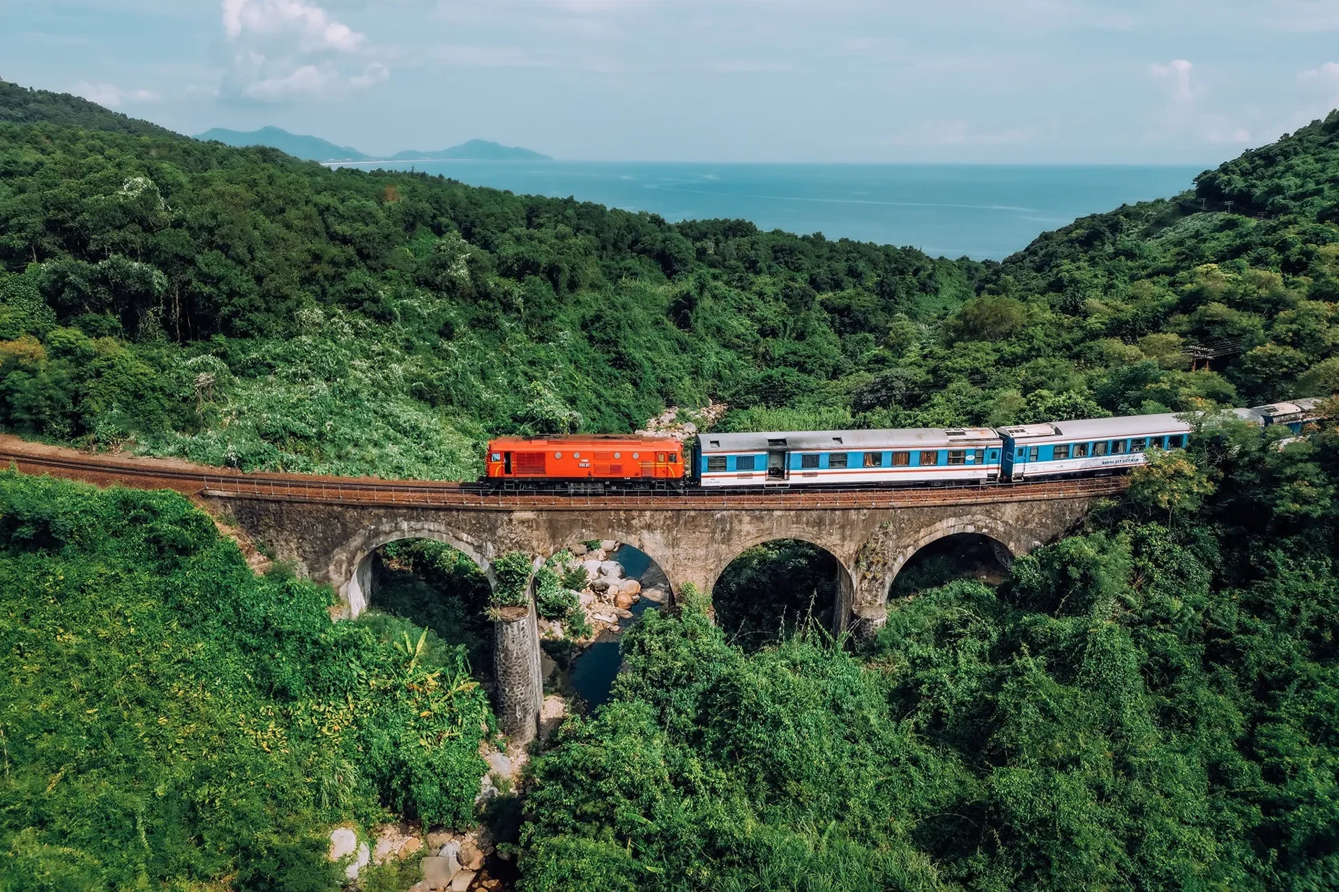 Поезд по маршруту Ханой — Хюэ — Дананг во Вьетнаме